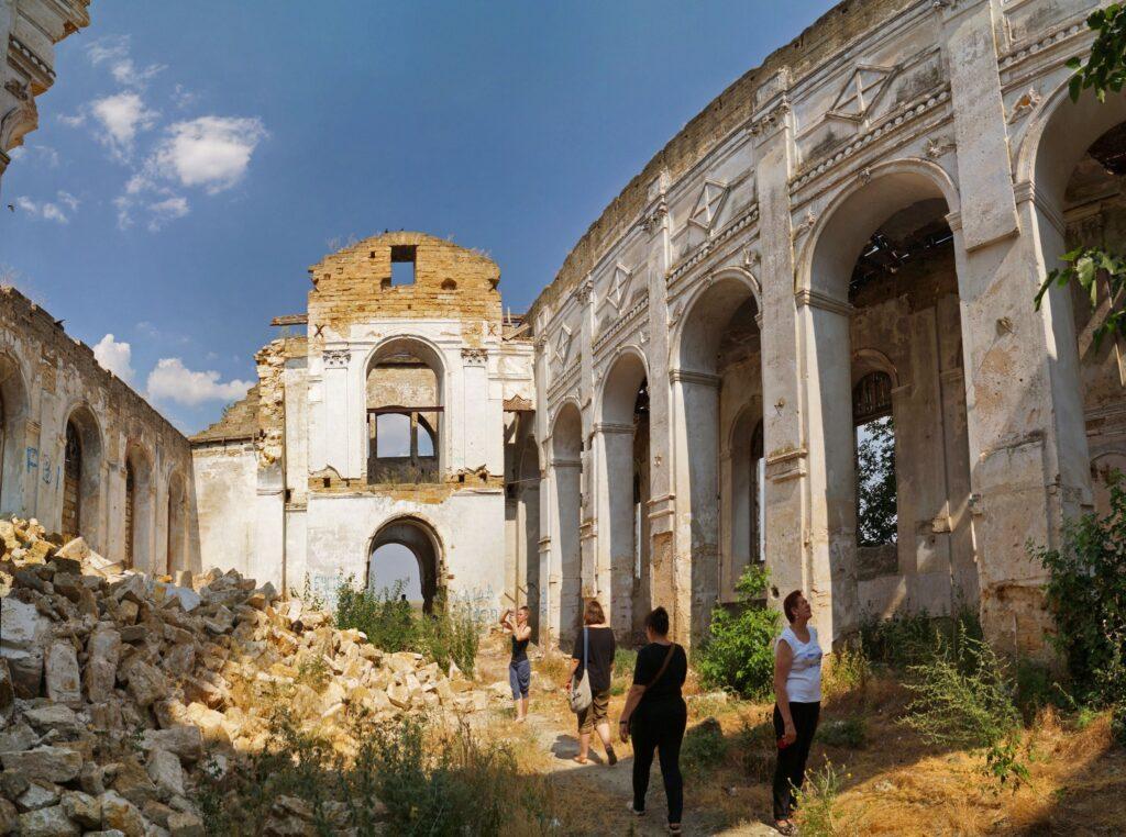 Від величі до руїн: доля німецького костелу 19 століття в селі на Одещині От величия до руин: судьба немецкого костёла 19 века в селе Одесской области