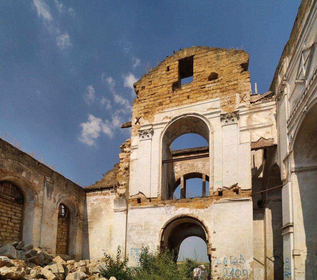 Від величі до руїн: доля німецького костелу 19 століття в селі на Одещині От величия до руин: судьба немецкого костёла 19 века в селе Одесской области