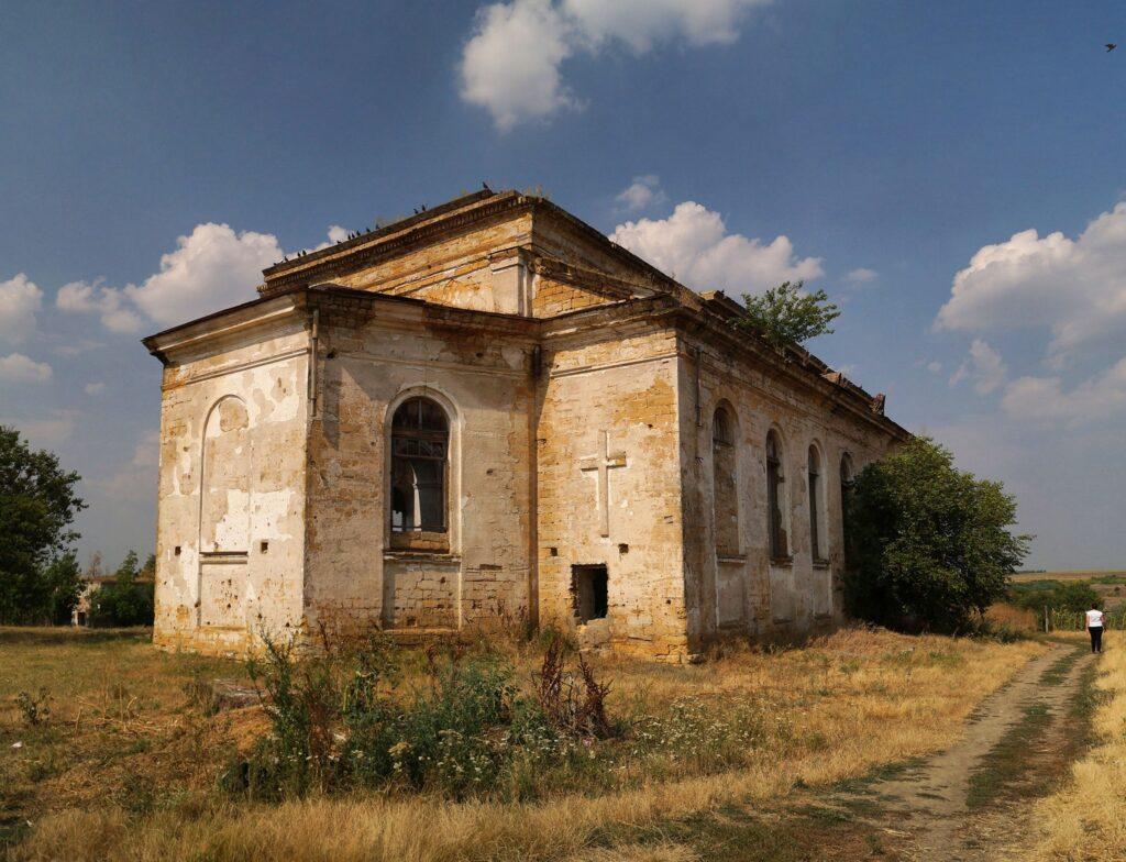 Від величі до руїн: доля німецького костелу 19 століття в селі на Одещині От величия до руин: судьба немецкого костёла 19 века в селе Одесской области