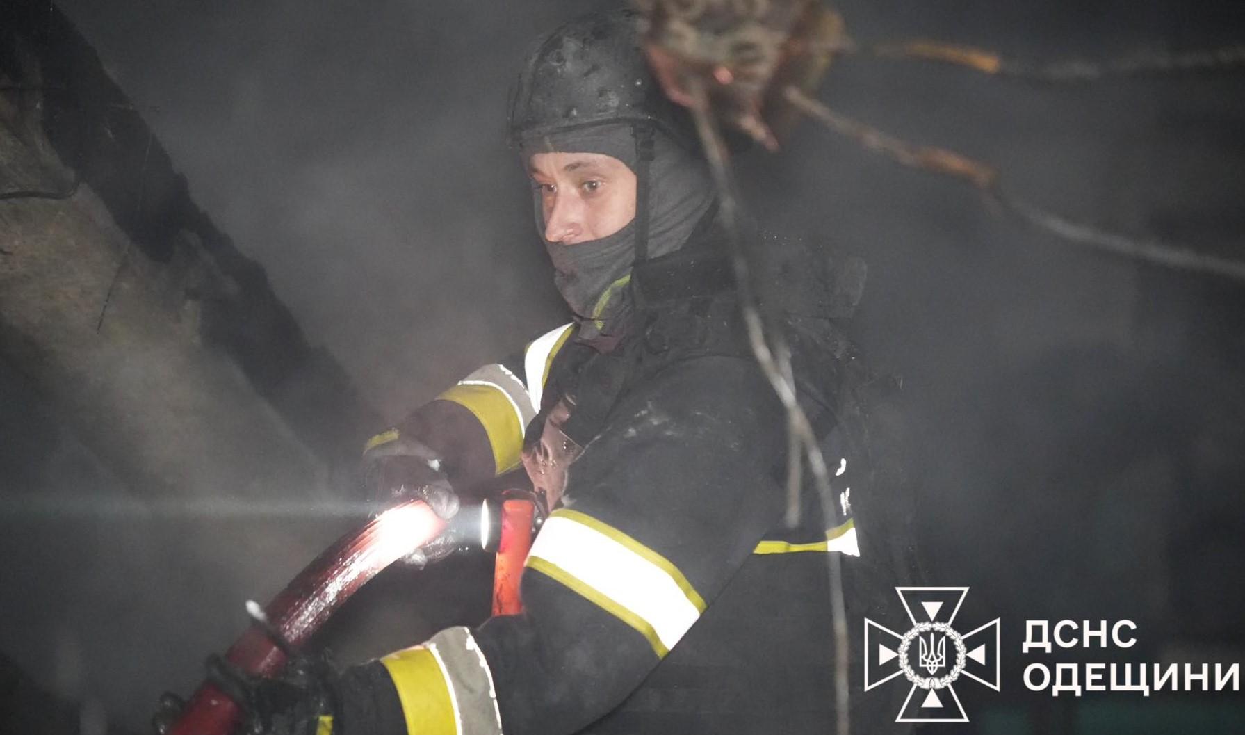 Вогнеборці гасили пожежу в ресторані в центрі Одеси