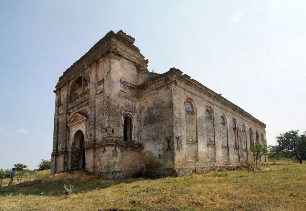 Від величі до руїн: доля німецького костелу 19 століття в селі на Одещині От величия до руин: судьба немецкого костёла 19 века в селе Одесской области