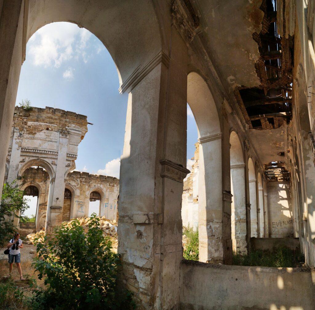 Від величі до руїн: доля німецького костелу 19 століття в селі на Одещині От величия до руин: судьба немецкого костёла 19 века в селе Одесской области