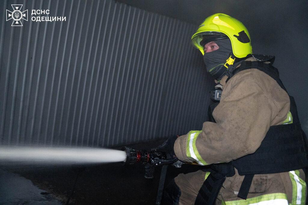Нічна атака дронами на Одесу: пошкоджений житловий будинок, спалахнули пожежі