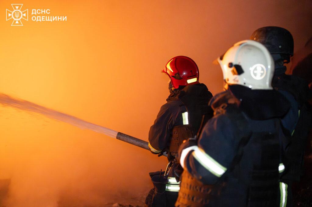 Нічна атака дронами на Одесу: пошкоджений житловий будинок, спалахнули пожежі