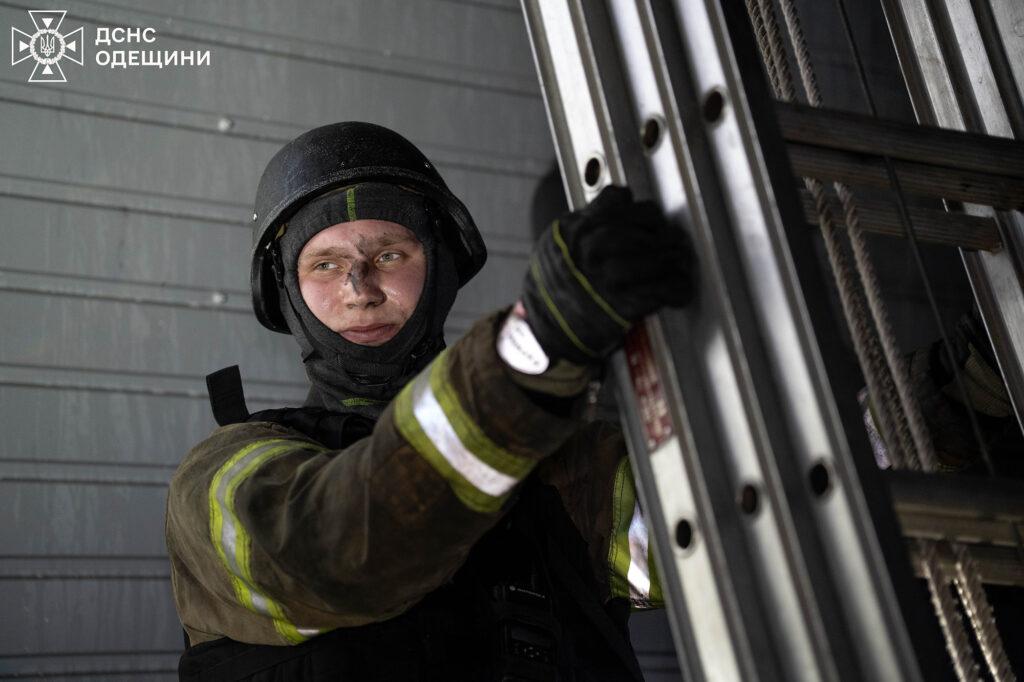 Нічна атака дронами на Одесу: пошкоджений житловий будинок, спалахнули пожежі