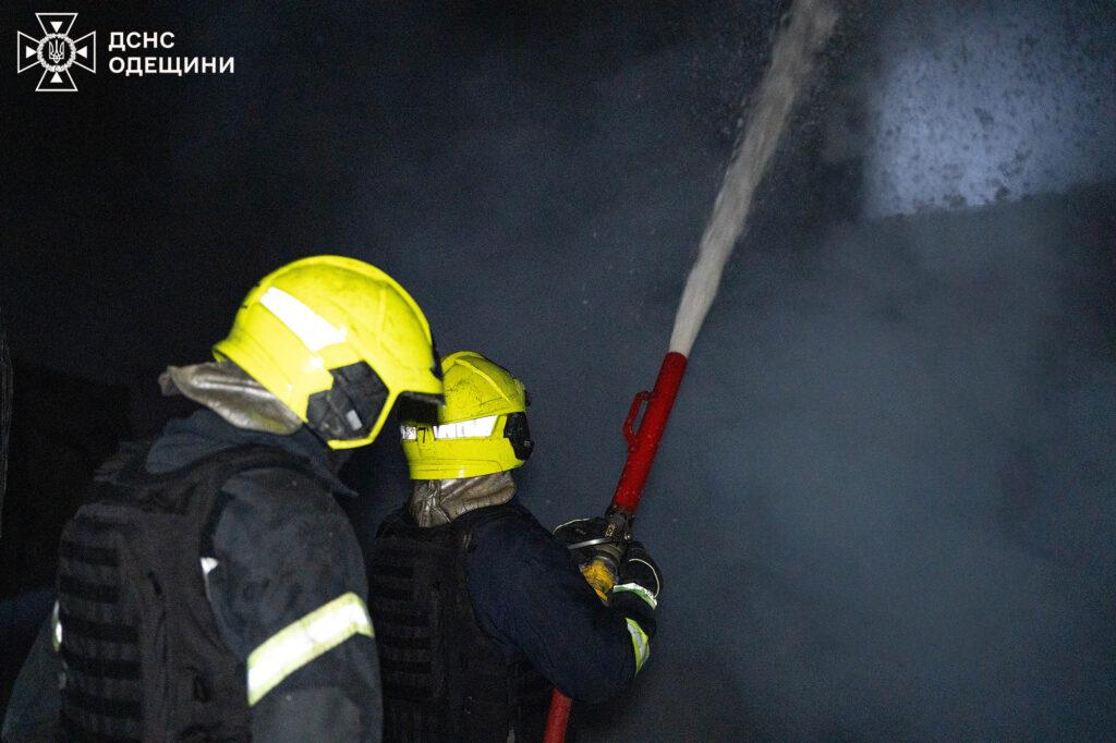 Нічна атака дронами на Одесу: пошкоджений житловий будинок, спалахнули пожежі