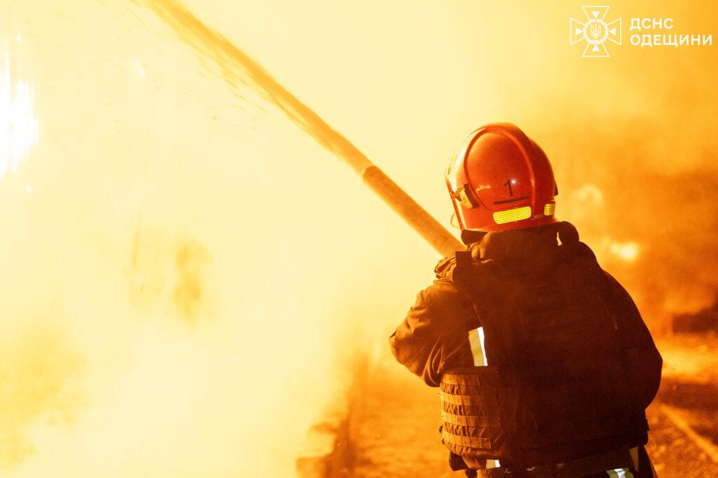 Нічна атака дронами на Одесу: пошкоджений житловий будинок, спалахнули пожежі