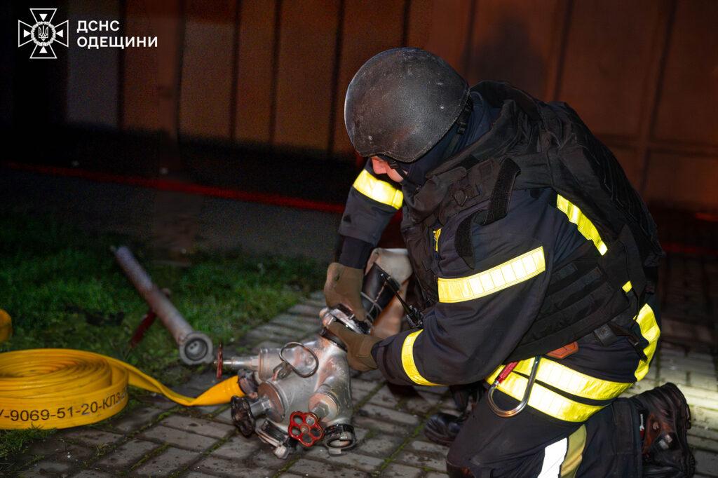 Нічна атака дронами на Одесу: пошкоджений житловий будинок, спалахнули пожежі