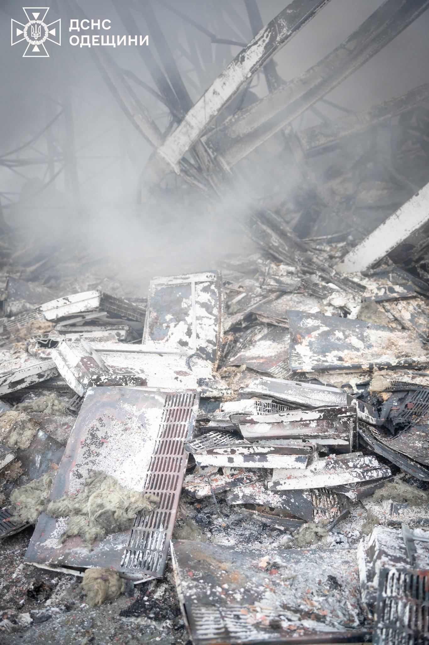 Вночі РФ вкотре атакувала Одещину – горів склад з побутовою технікою (фото, відео) Вночі РФ вкотре атакувала Одещину – горів склад з побутовою технікою (фото, відео)