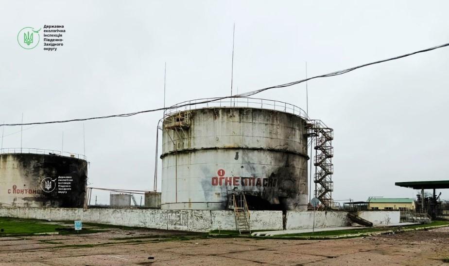 Обстріл нафтобази на Одещині призвів до викиду майже 20 тонн забруднюючих речовин Обстріл нафтобази на Одещині призвів до викиду майже 20 тонн забруднюючих речовин