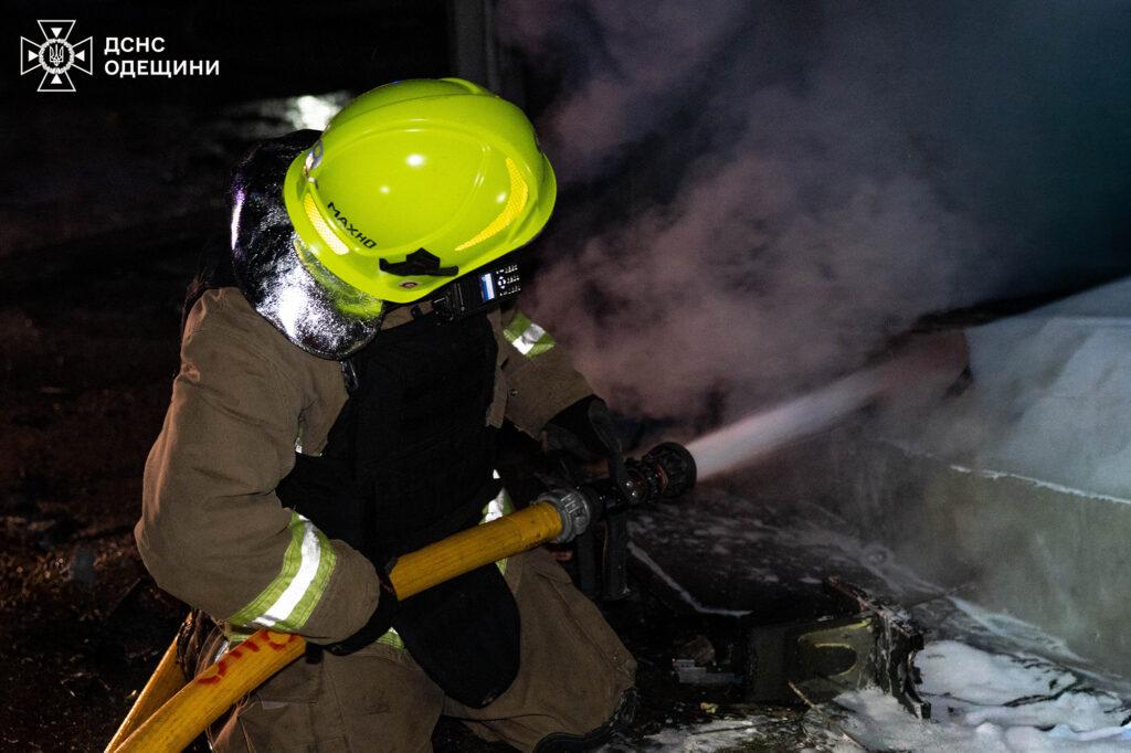 Нічна атака дронами на Одесу: пошкоджений житловий будинок, спалахнули пожежі