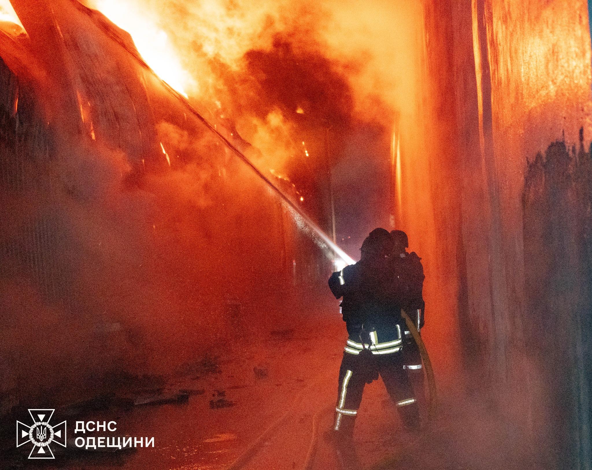 Вночі РФ вкотре атакувала Одещину – горів склад з побутовою технікою (фото, відео) Вночі РФ вкотре атакувала Одещину – горів склад з побутовою технікою (фото, відео)