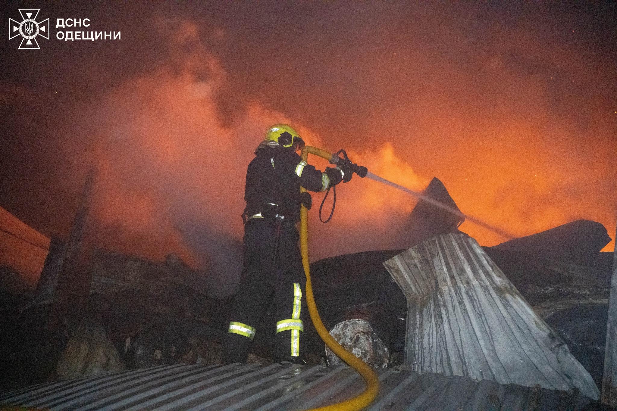 Вночі РФ вкотре атакувала Одещину – горів склад з побутовою технікою (фото, відео) Вночі РФ вкотре атакувала Одещину – горів склад з побутовою технікою (фото, відео)