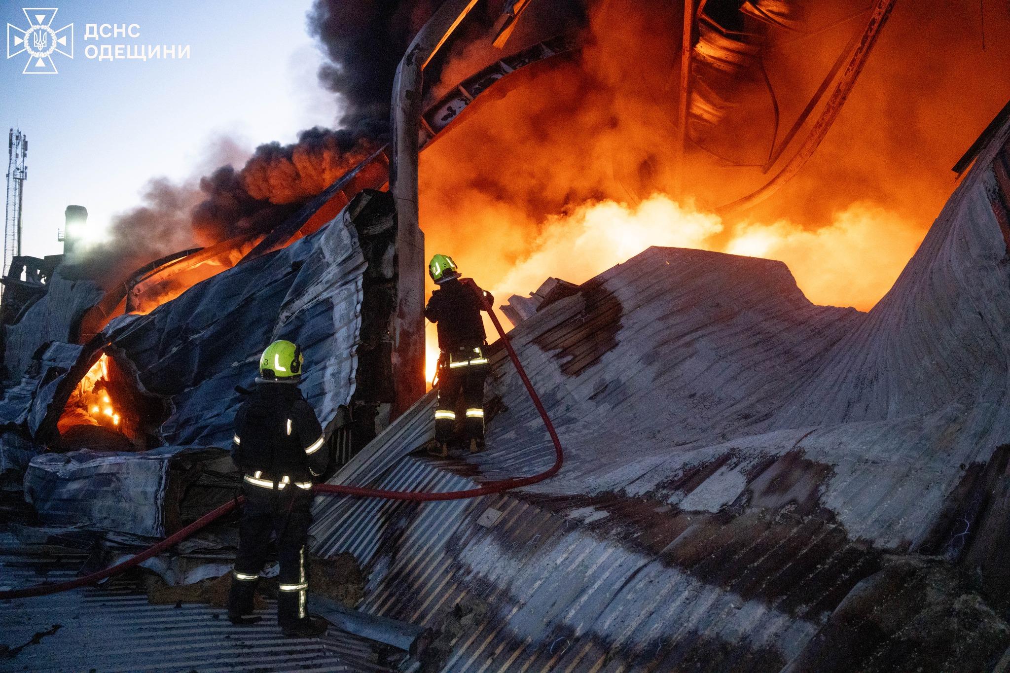 Вночі РФ вкотре атакувала Одещину – горів склад з побутовою технікою (фото, відео) Вночі РФ вкотре атакувала Одещину – горів склад з побутовою технікою (фото, відео)