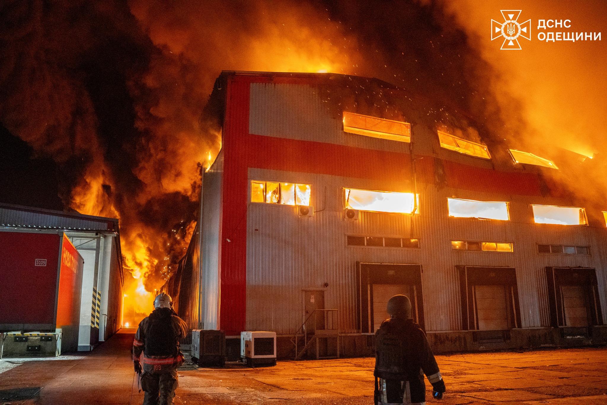 Вночі РФ вкотре атакувала Одещину – горів склад з побутовою технікою (фото, відео) Вночі РФ вкотре атакувала Одещину – горів склад з побутовою технікою (фото, відео)