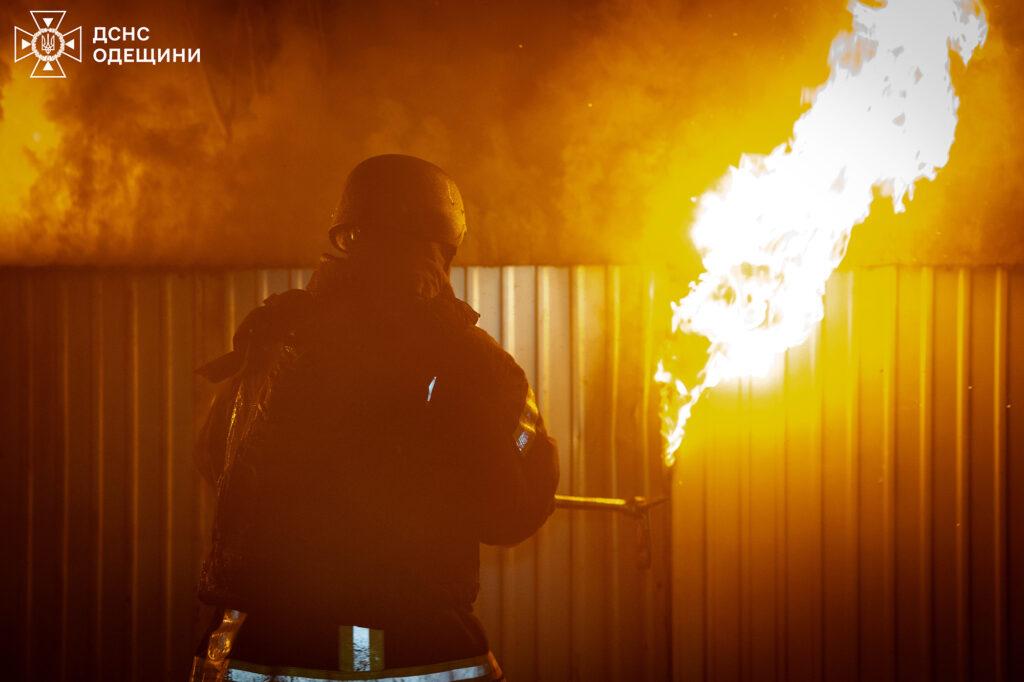 Нічна атака дронами на Одесу: пошкоджений житловий будинок, спалахнули пожежі
