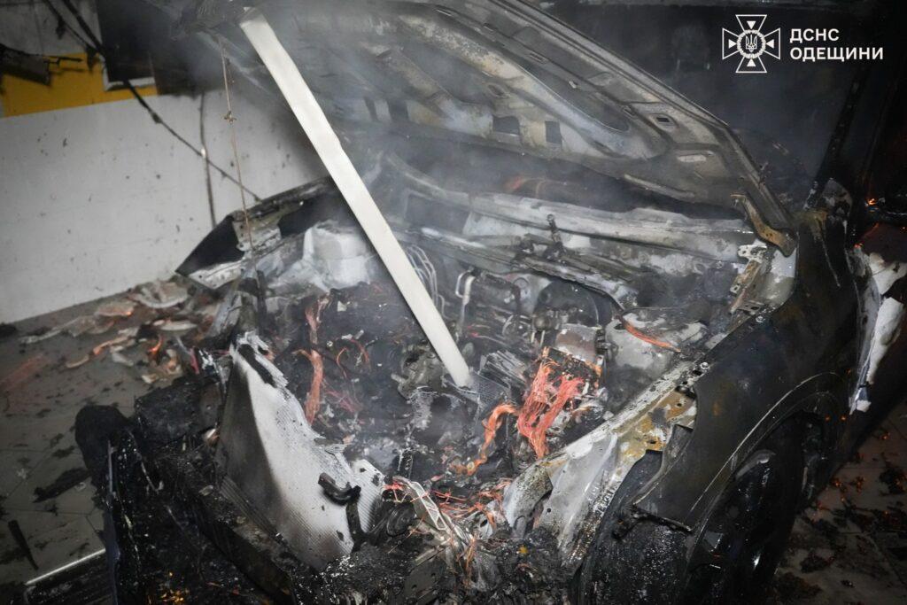 В Одесі вночі палала СТО: вогнеборці врятували сусідні будівлі від знищення В Одессе ночью горела СТО: пожарные спасли соседние здания от уничтожения