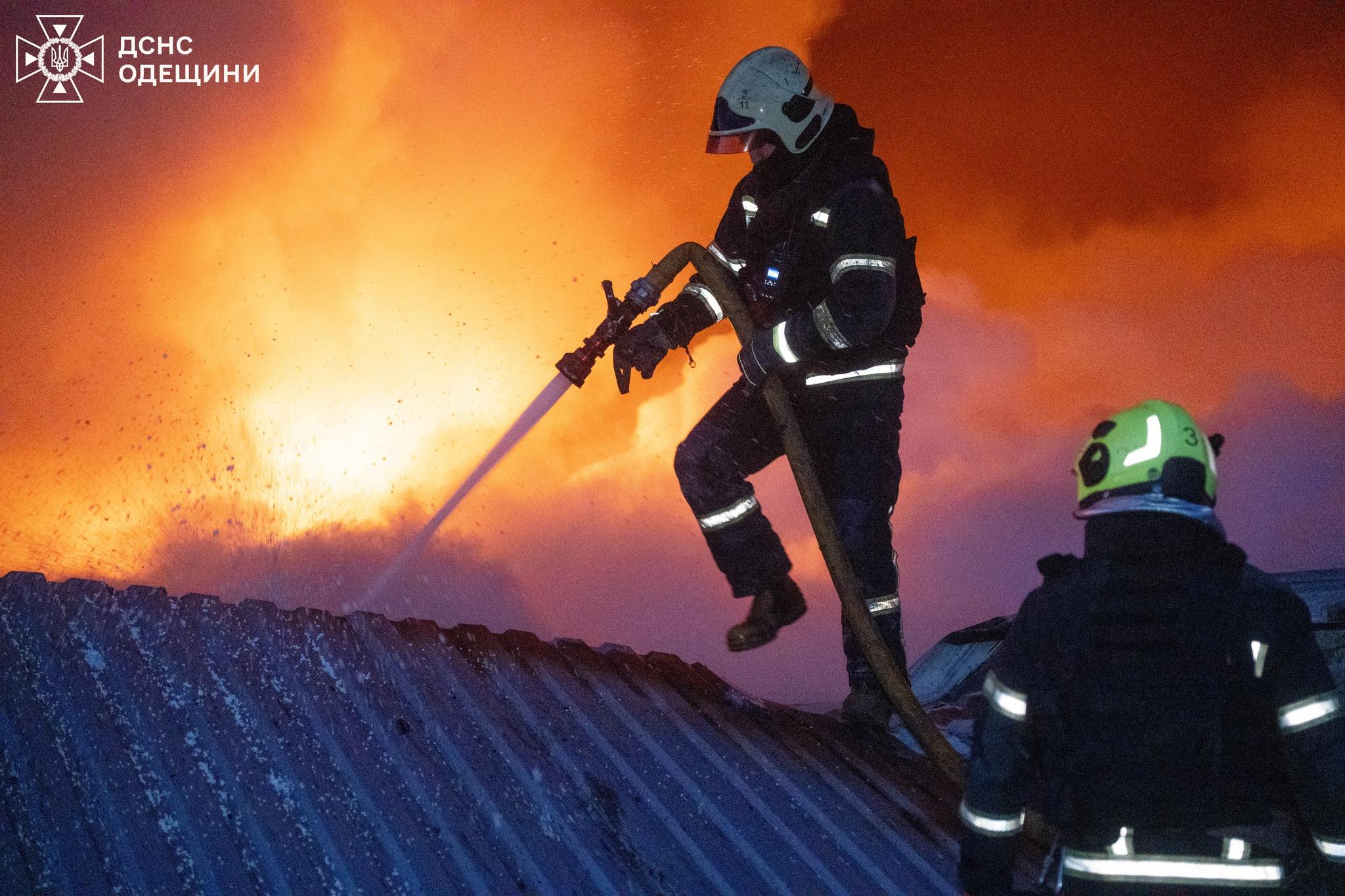 Вночі РФ вкотре атакувала Одещину – горів склад з побутовою технікою (фото, відео) Вночі РФ вкотре атакувала Одещину – горів склад з побутовою технікою (фото, відео)