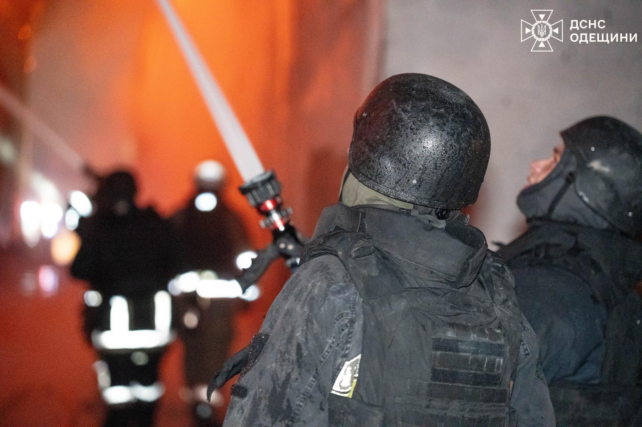 Вночі РФ вкотре атакувала Одещину – горів склад з побутовою технікою (фото, відео) Вночі РФ вкотре атакувала Одещину – горів склад з побутовою технікою (фото, відео)