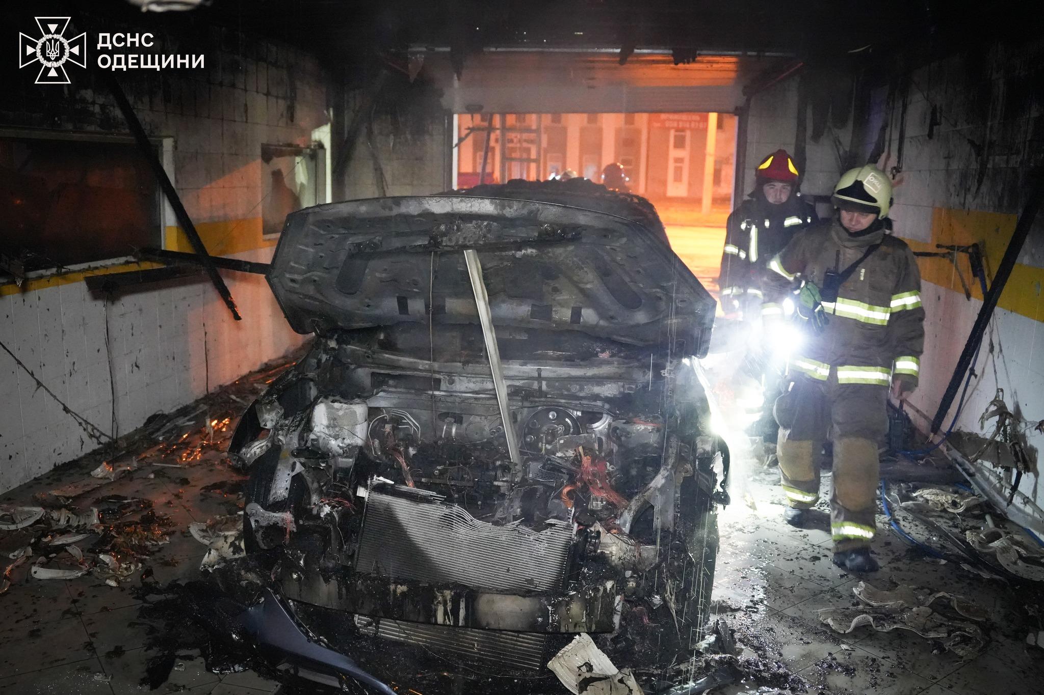 В Одессе ночью горела СТО: пожарные спасли соседние здания от уничтожения В Одессе ночью горела СТО: пожарные спасли соседние здания от уничтожения