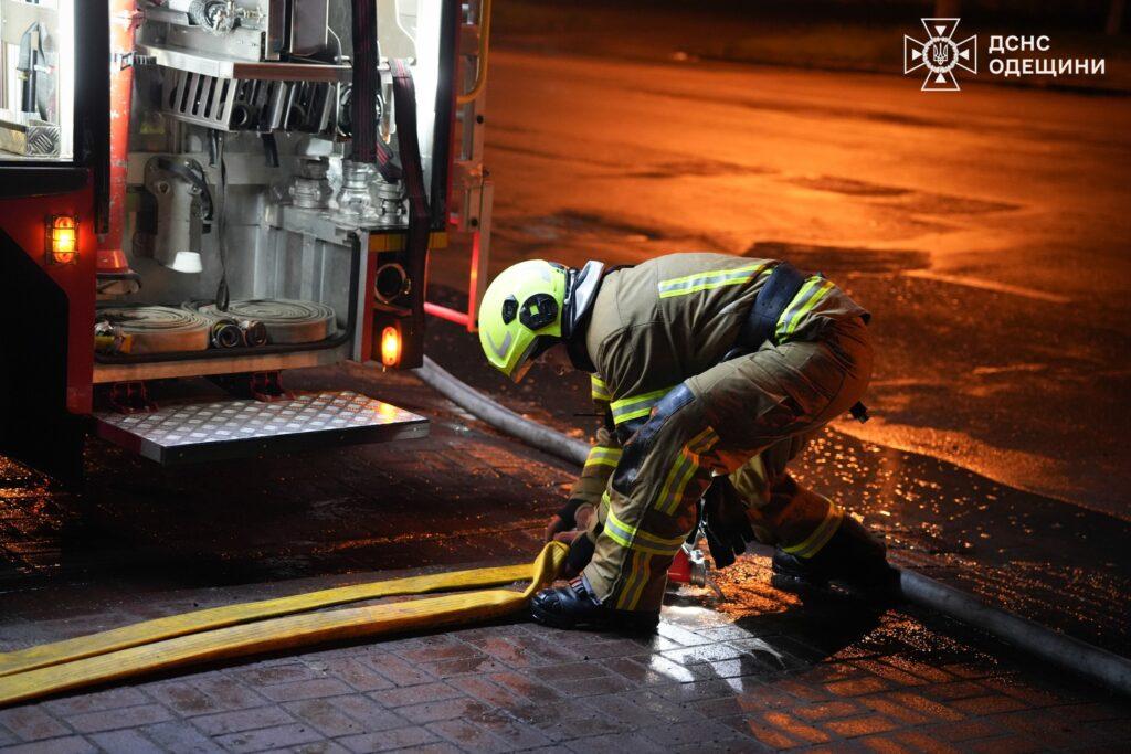 В Одесі вночі палала СТО: вогнеборці врятували сусідні будівлі від знищення В Одессе ночью горела СТО: пожарные спасли соседние здания от уничтожения