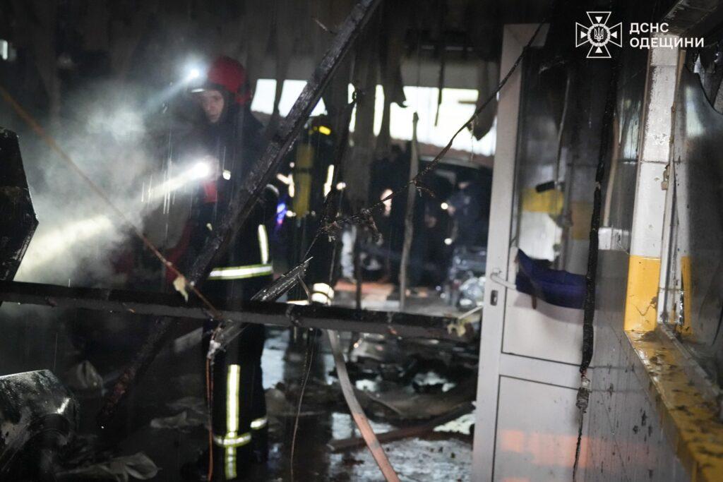 В Одесі вночі палала СТО: вогнеборці врятували сусідні будівлі від знищення В Одессе ночью горела СТО: пожарные спасли соседние здания от уничтожения