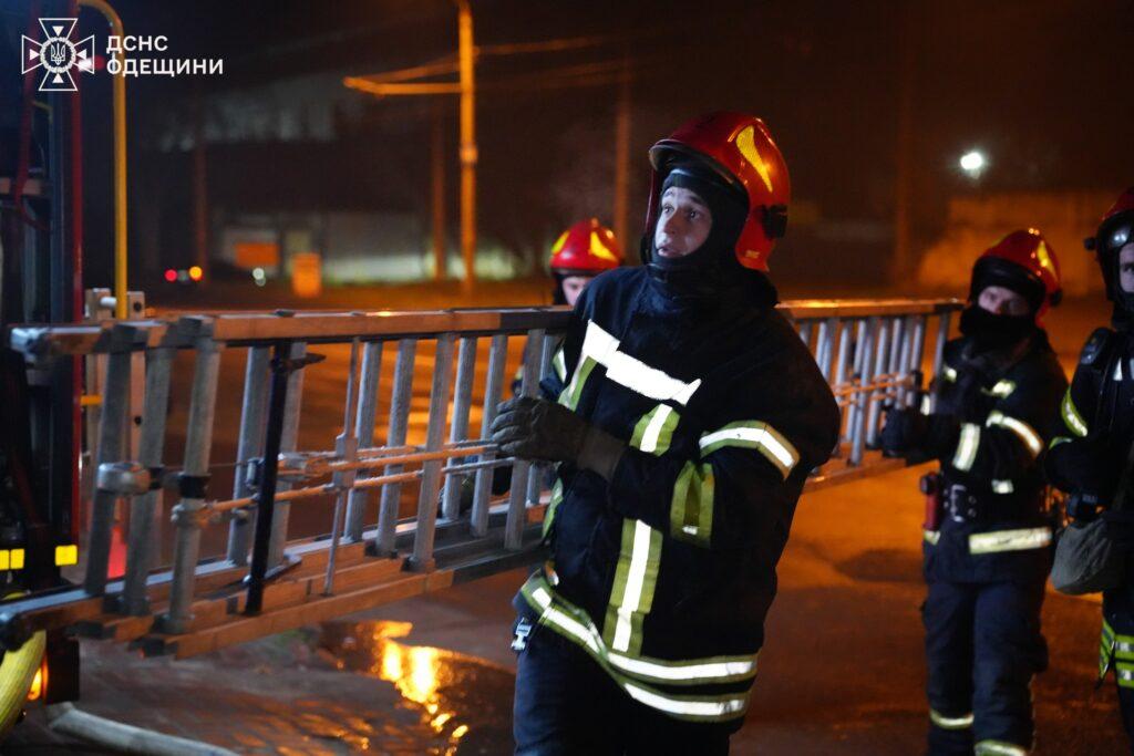 В Одесі вночі палала СТО: вогнеборці врятували сусідні будівлі від знищення В Одессе ночью горела СТО: пожарные спасли соседние здания от уничтожения