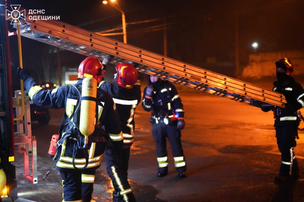 В Одесі вночі палала СТО: вогнеборці врятували сусідні будівлі від знищення В Одессе ночью горела СТО: пожарные спасли соседние здания от уничтожения