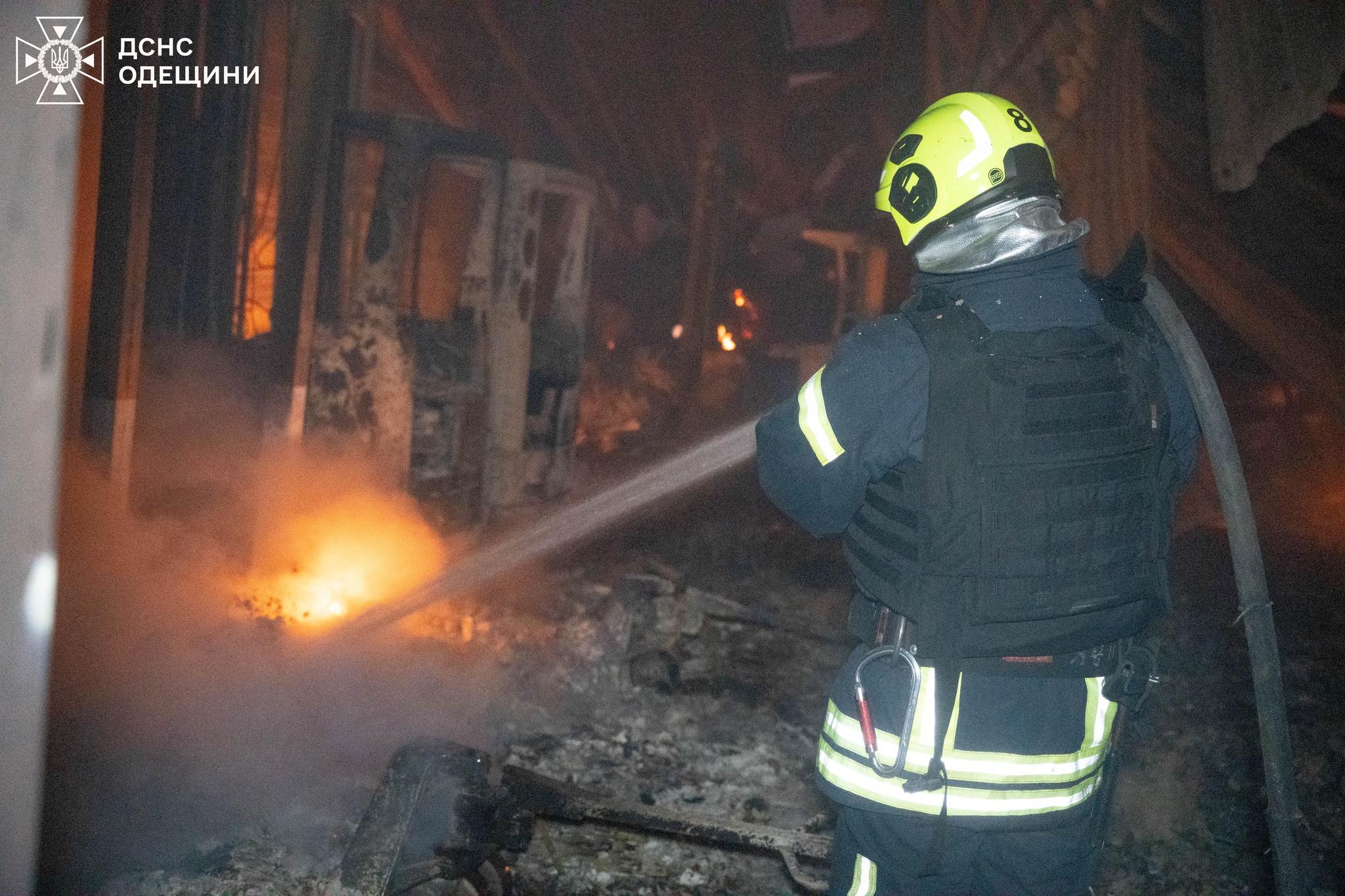 Вночі РФ вкотре атакувала Одещину – горів склад з побутовою технікою (фото, відео) Вночі РФ вкотре атакувала Одещину – горів склад з побутовою технікою (фото, відео)