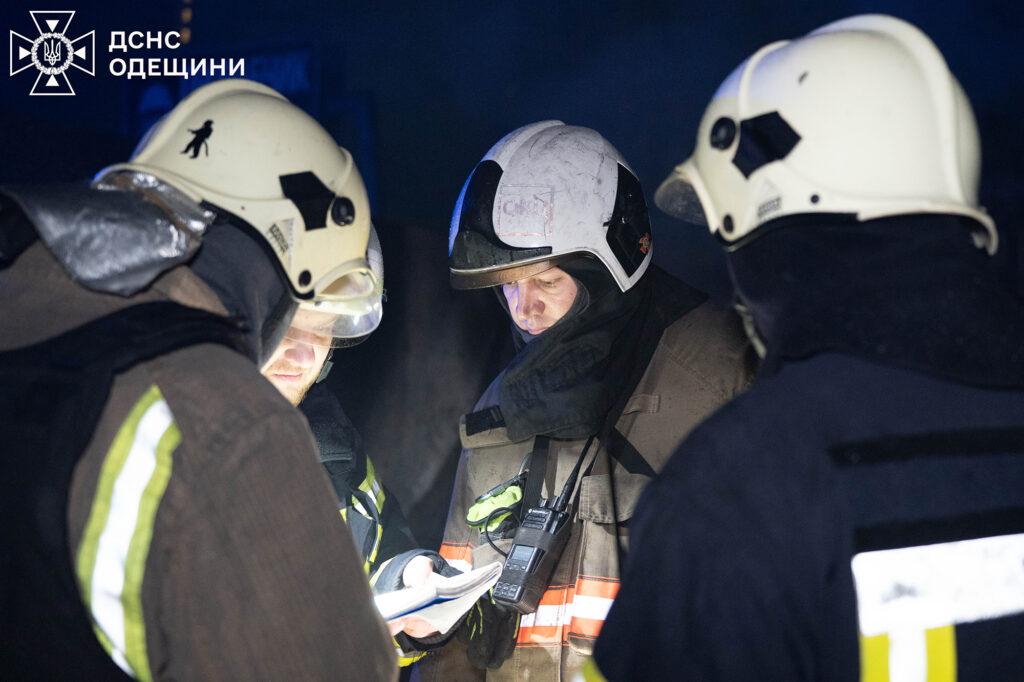 Нічна атака дронами на Одесу: пошкоджений житловий будинок, спалахнули пожежі