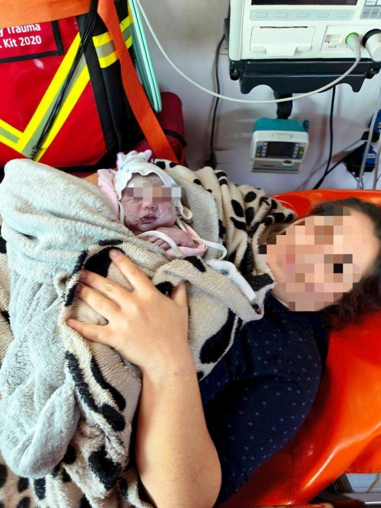 Приймали пологи в дорозі: на Одещині жінка народила дитину в кареті швидкої