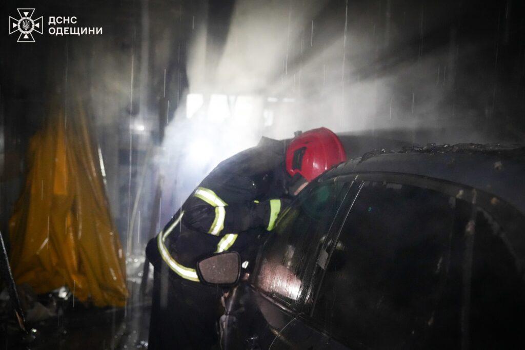 В Одесі вночі палала СТО: вогнеборці врятували сусідні будівлі від знищення В Одессе ночью горела СТО: пожарные спасли соседние здания от уничтожения