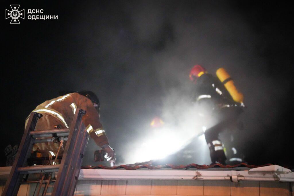В Одесі вночі палала СТО: вогнеборці врятували сусідні будівлі від знищення В Одессе ночью горела СТО: пожарные спасли соседние здания от уничтожения