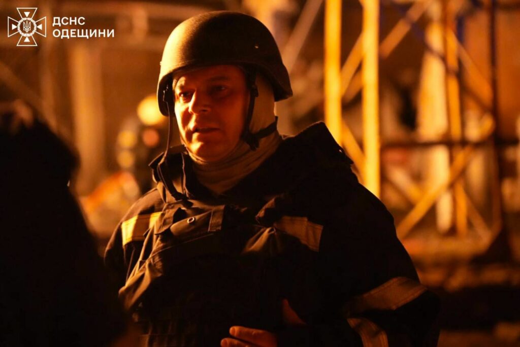 РФ двічі атакувала Одесу – рятувальники показали світлини ліквідації наслідків