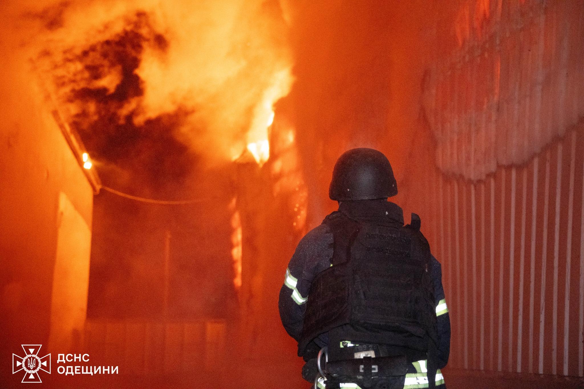 Вночі РФ вкотре атакувала Одещину – горів склад з побутовою технікою (фото, відео) Вночі РФ вкотре атакувала Одещину – горів склад з побутовою технікою (фото, відео)