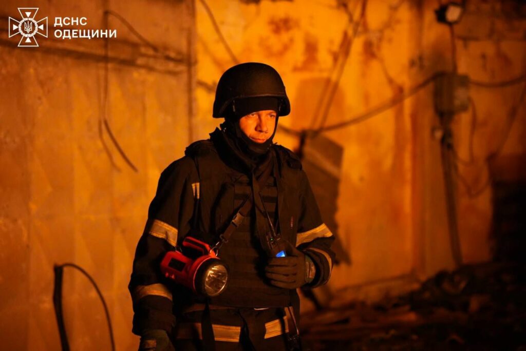 РФ двічі атакувала Одесу – рятувальники показали світлини ліквідації наслідків