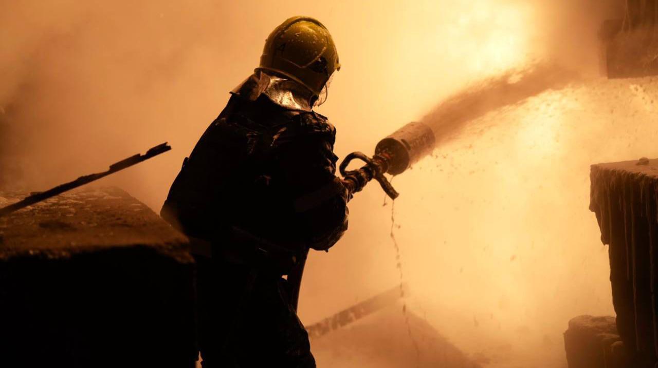 В Одесі дрони пошкодили припортову інфраструктуру та цивільне судно