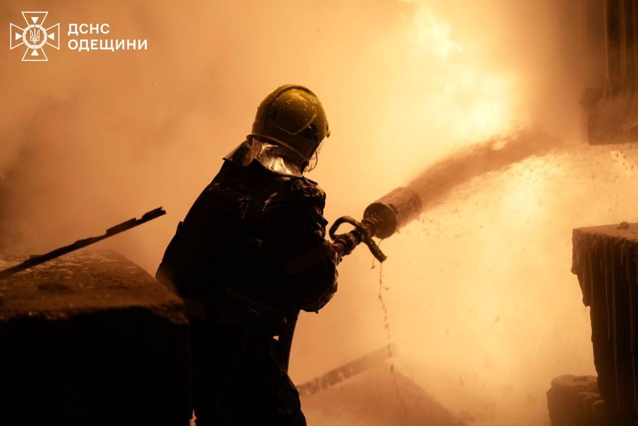 РФ двічі атакувала Одесу – рятувальники показали світлини ліквідації наслідків