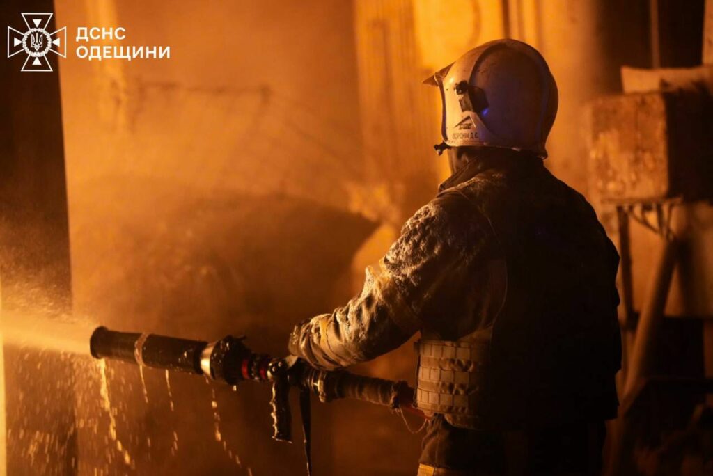 РФ двічі атакувала Одесу – рятувальники показали світлини ліквідації наслідків