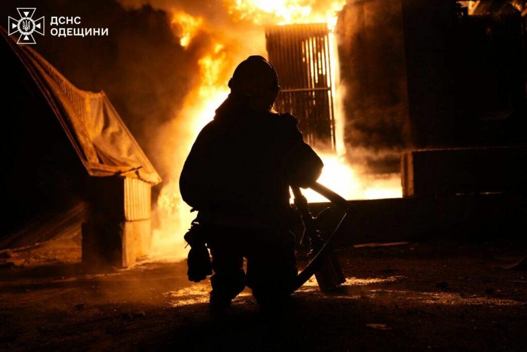 РФ двічі атакувала Одесу – рятувальники показали світлини ліквідації наслідків