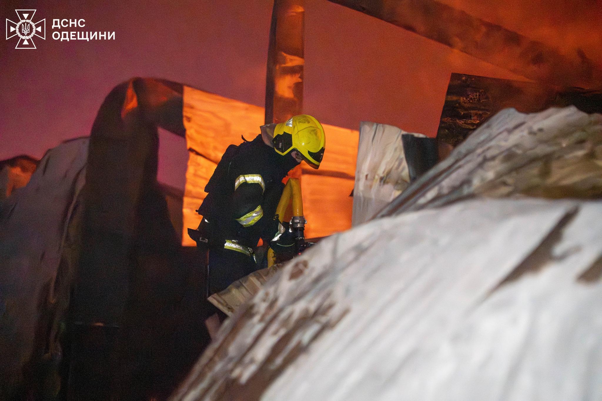 Вночі РФ вкотре атакувала Одещину – горів склад з побутовою технікою (фото, відео) Вночі РФ вкотре атакувала Одещину – горів склад з побутовою технікою (фото, відео)