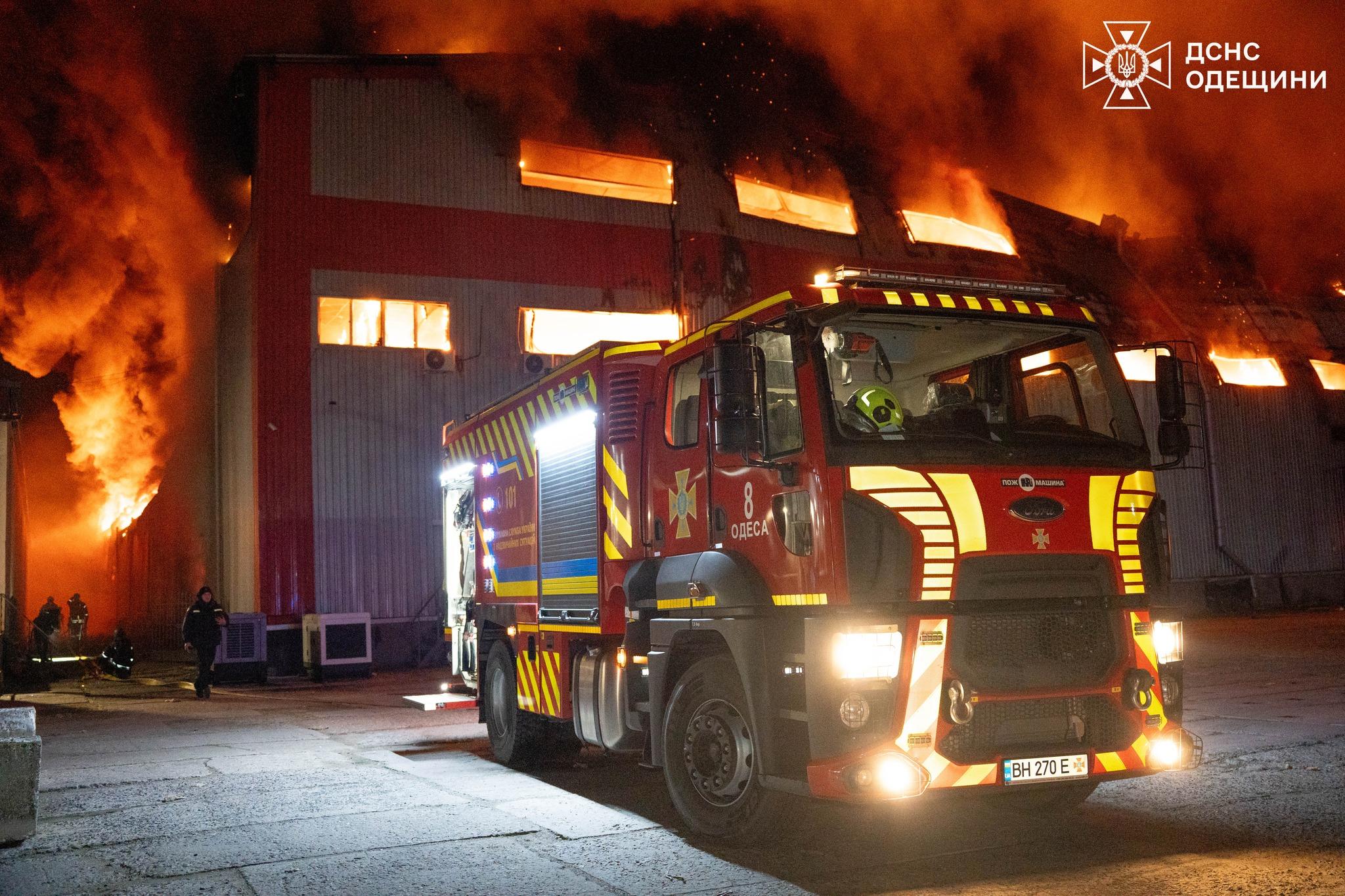 Вночі РФ вкотре атакувала Одещину – горів склад з побутовою технікою (фото, відео) Вночі РФ вкотре атакувала Одещину – горів склад з побутовою технікою (фото, відео)