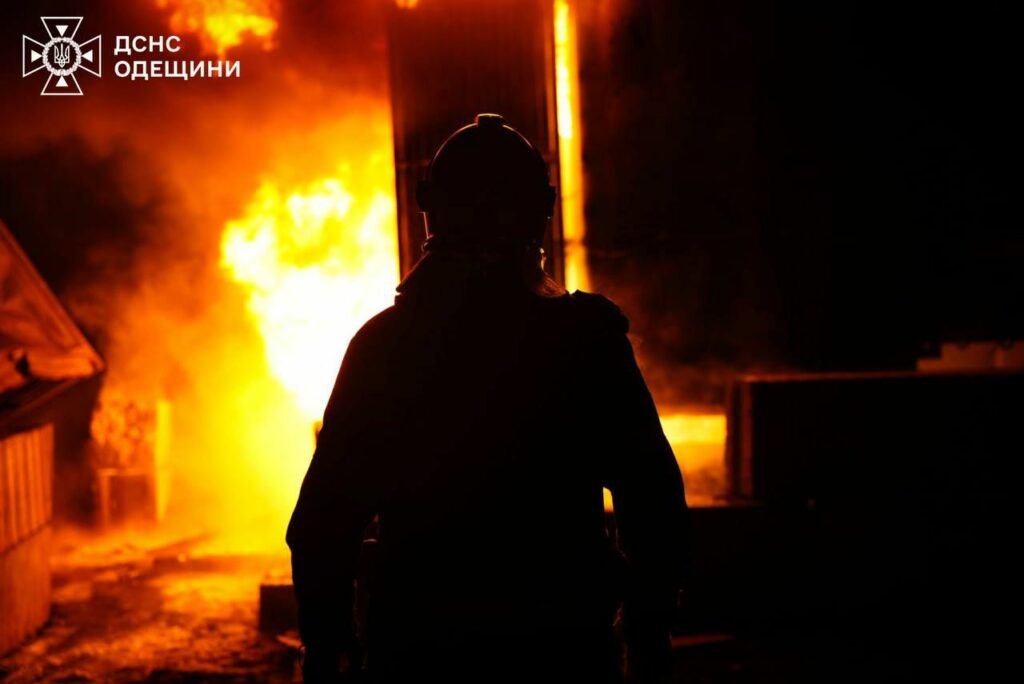 РФ двічі атакувала Одесу – рятувальники показали світлини ліквідації наслідків