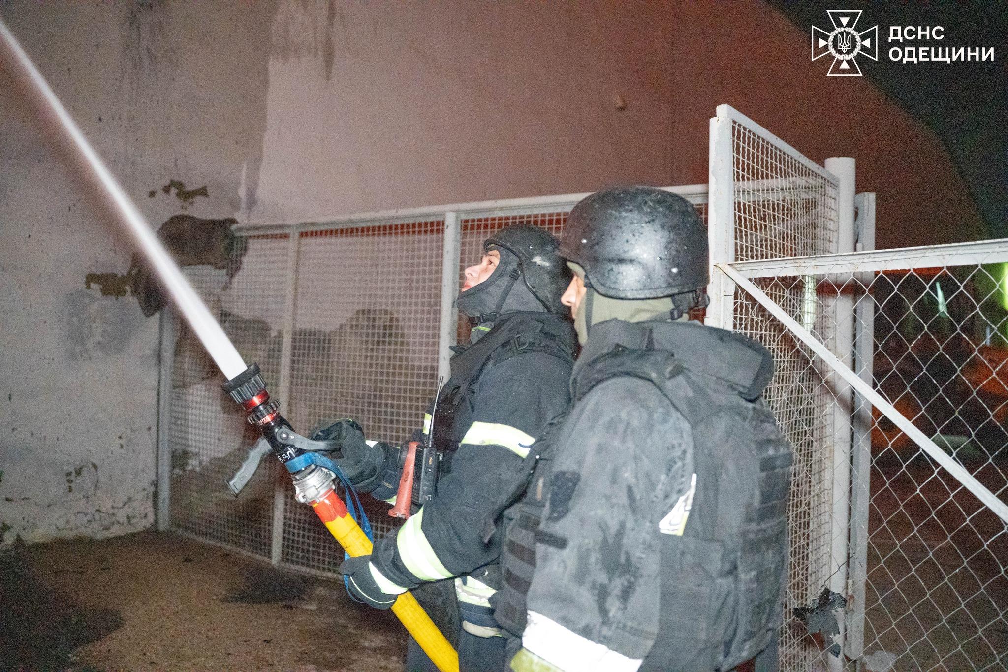 Вночі РФ вкотре атакувала Одещину – горів склад з побутовою технікою (фото, відео) Вночі РФ вкотре атакувала Одещину – горів склад з побутовою технікою (фото, відео)