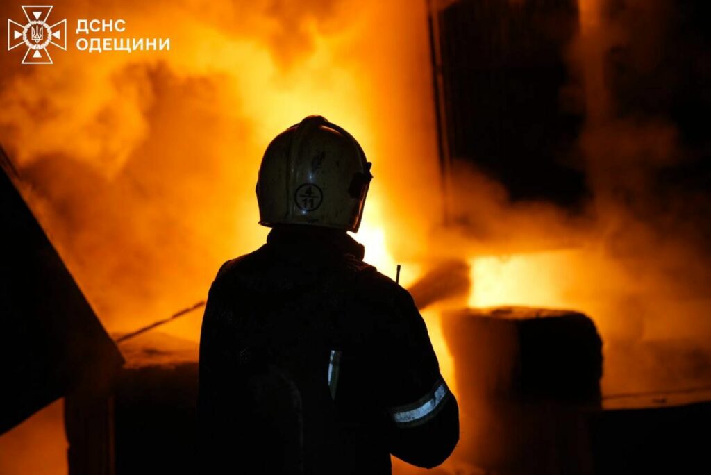 РФ двічі атакувала Одесу – рятувальники показали світлини ліквідації наслідків