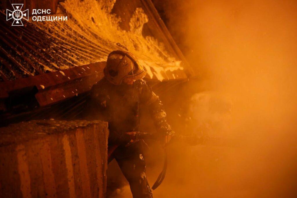 РФ двічі атакувала Одесу – рятувальники показали світлини ліквідації наслідків