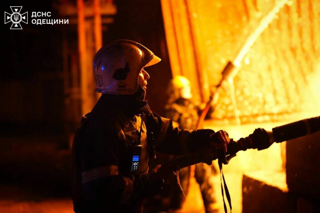 РФ двічі атакувала Одесу – рятувальники показали світлини ліквідації наслідків