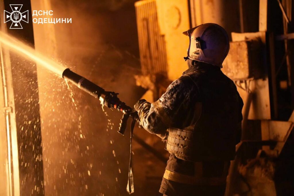 РФ двічі атакувала Одесу – рятувальники показали світлини ліквідації наслідків