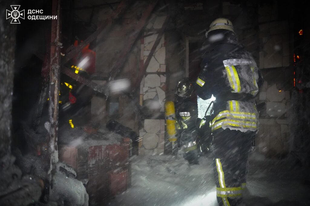 Масштабна пожежа у передмісті Одеси: рятувальники гасили триповерховий будинок