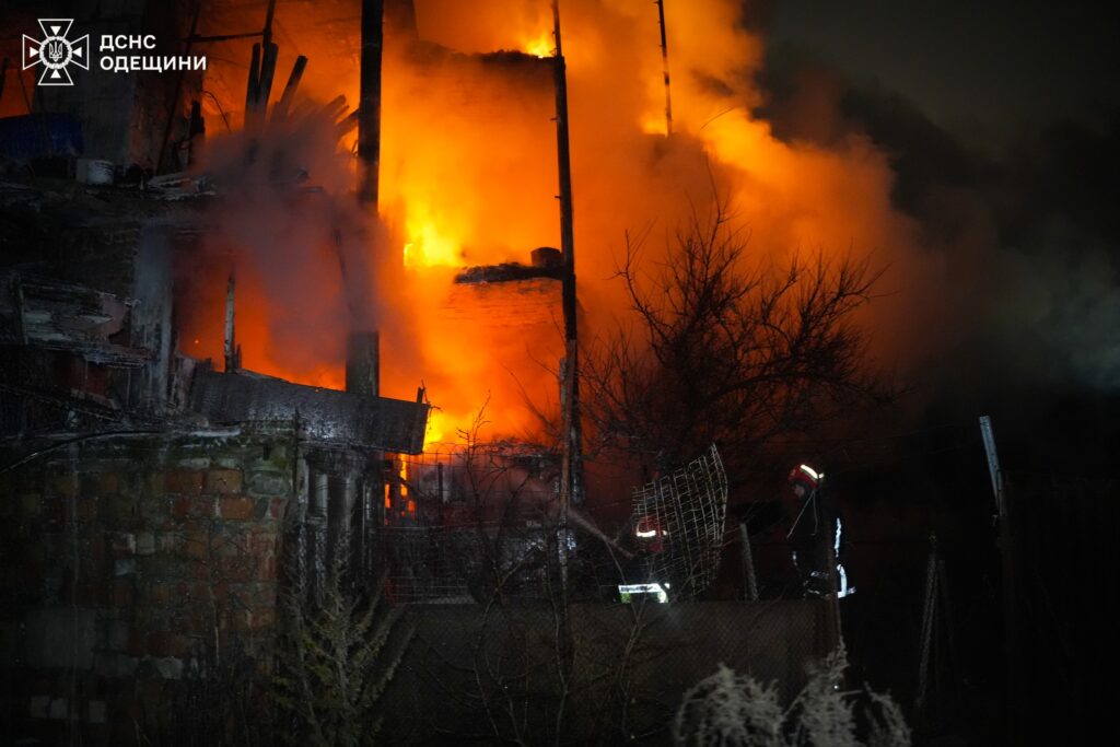 Масштабна пожежа у передмісті Одеси: рятувальники гасили триповерховий будинок